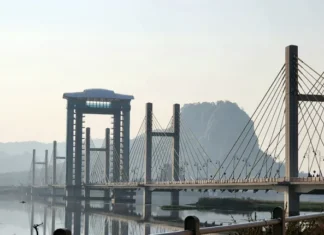 आंभोरा पूल चारचाकी सह जड वाहनांसाठी बंद