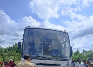 दहेगाव शिवारात दुचाकीची एसटी बस ला धडक ; तिघे जखमी