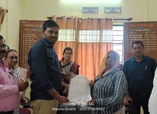 महिला स्वच्छता कर्मचाऱ्यांना सनकोट भेट ; बारसागडे यांचा आगळावेगळा उपक्रम