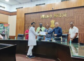 जिएमके कॉम्प्युटरचे संचालक अरविंद अवचट यांचा जिल्हाधिकारी यांच्या हस्ते सत्कार