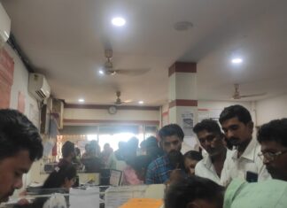 “लाडल्या बहिणींची बँकांमध्ये तुफान गर्दी ” रक्षाबंधनाच्या पर्वावर बहिणींना राज्य सरकारकडून तीन हजार रुपयांची आर्थिक मदत