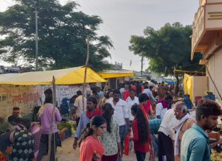 आठवडी बाजारांत मोबाईल चोरांचा सुळसुळाट ; ग्राहक असल्याचे भासवून करतात चोरी.