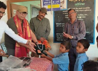 ग्रामपंचायत कार्यकारणीला वर्षगाठ पूर्ण झाल्याने शालेय विद्यार्थांना स्वेटरचे वाटप
