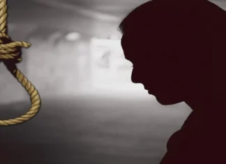 वडिलांना घराबाहेर पाठविले; सुसाईट नोट लिहून अभियंता मुलीने घेतला गळफास