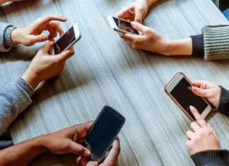 केवळ ३ दिवस मोबाईल दूर ठेवा व चमत्कार पाहा; मेंदू होईल ठणठणीत, मिळेल मन:शांती