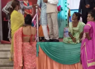 नवरदेवाच्या ‘स्टेज’वर ठाण मांडत पैश्यासाठी, तृतीयपंथीयांचा विवाह सोहळ्यात गोंधळ