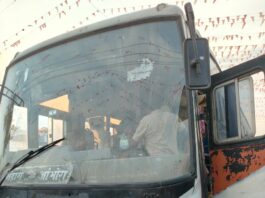 मांढळ बसस्थानकावर भंडारा डेपोच्या बस चालकाची मुजोरी : रस्त्याच्या मध्यभागी बस उभी केल्याने वाहतुकीची कोंडी प्रवाशांची गैरसोय