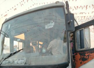 मांढळ बसस्थानकावर भंडारा डेपोच्या बस चालकाची मुजोरी : रस्त्याच्या मध्यभागी बस उभी केल्याने वाहतुकीची कोंडी प्रवाशांची गैरसोय