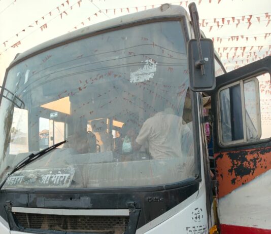 मांढळ बसस्थानकावर भंडारा डेपोच्या बस चालकाची मुजोरी : रस्त्याच्या मध्यभागी बस उभी केल्याने वाहतुकीची कोंडी प्रवाशांची गैरसोय